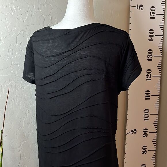 SIMPLY Vera Vera Wang short sleeve black T-shirt with wavy exposed seam design. - Picture 4 of 11